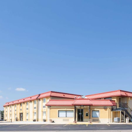 Hotel Super 8 By Wyndham Clinton Exteriér fotografie