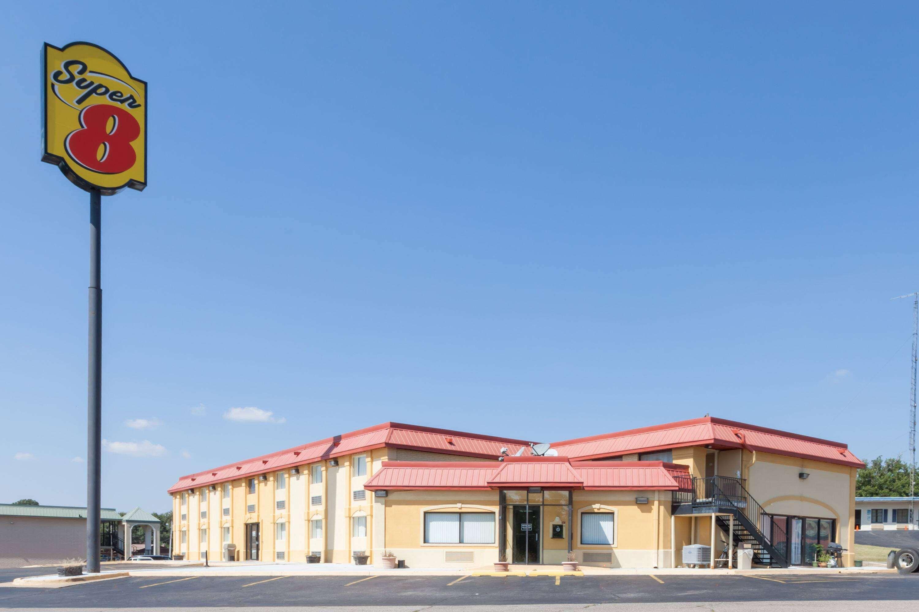 Hotel Super 8 By Wyndham Clinton Exteriér fotografie