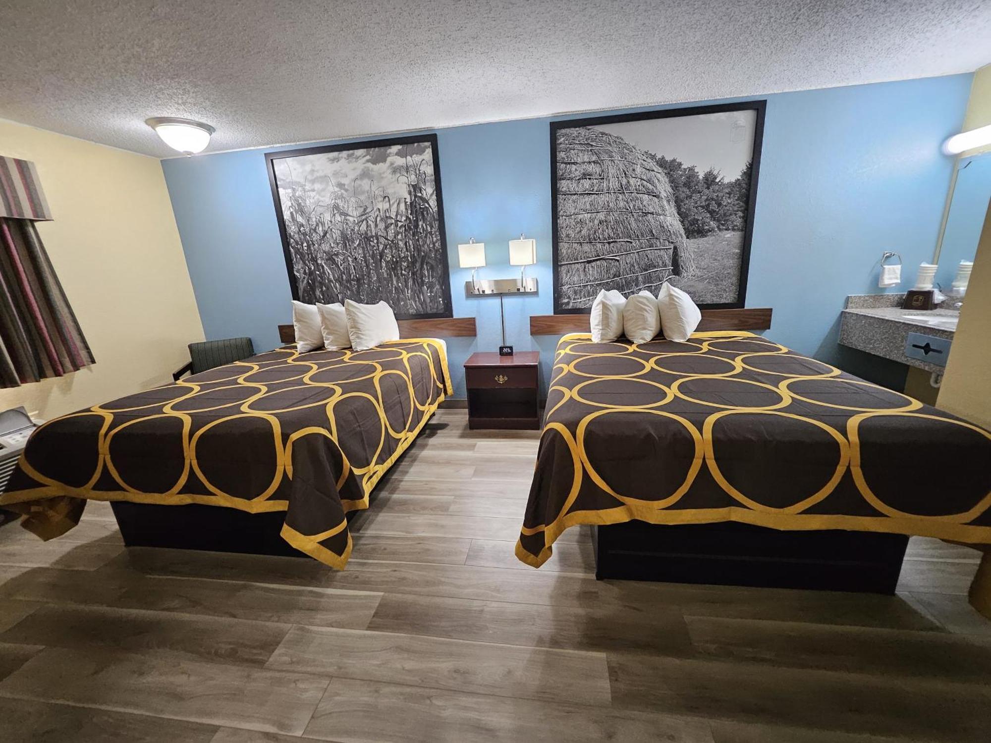 Hotel Super 8 By Wyndham Clinton Exteriér fotografie